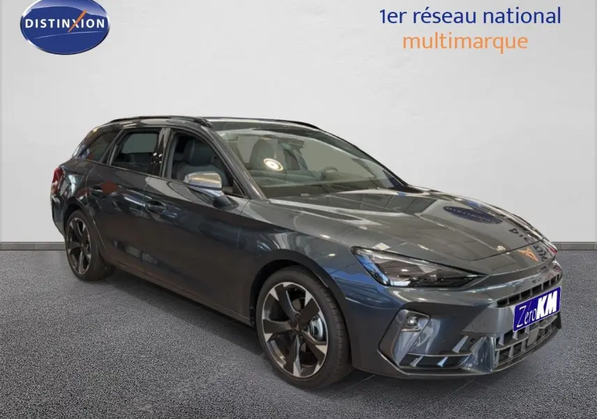 Vue 3/4 avant droite d'une CUPRA LEON ST 1.5 eTSI 150CH DSG7 gris magnétique métallisé avec jantes biton noires.