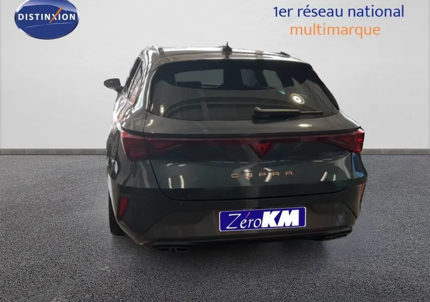 Vue arrière d'une CUPRA Leon ST 1.5 eTSI gris magnétique métal avec feux arrière LED et double sortie d'échappement.