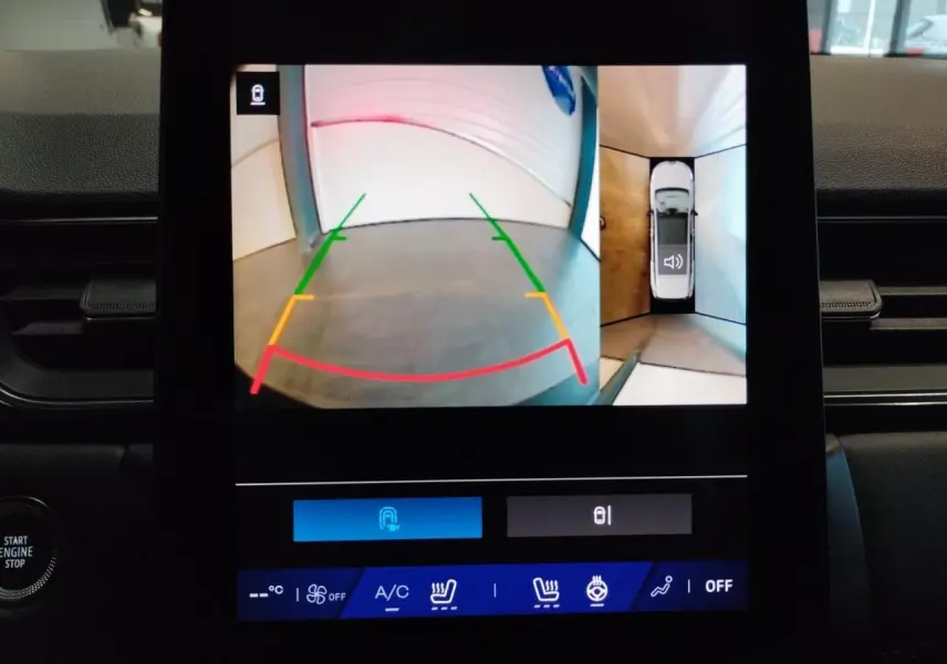 Écran central montrant la caméra de recul et vue à 360° du Renault Symbioz gris Cassiope en stationnement intérieur.