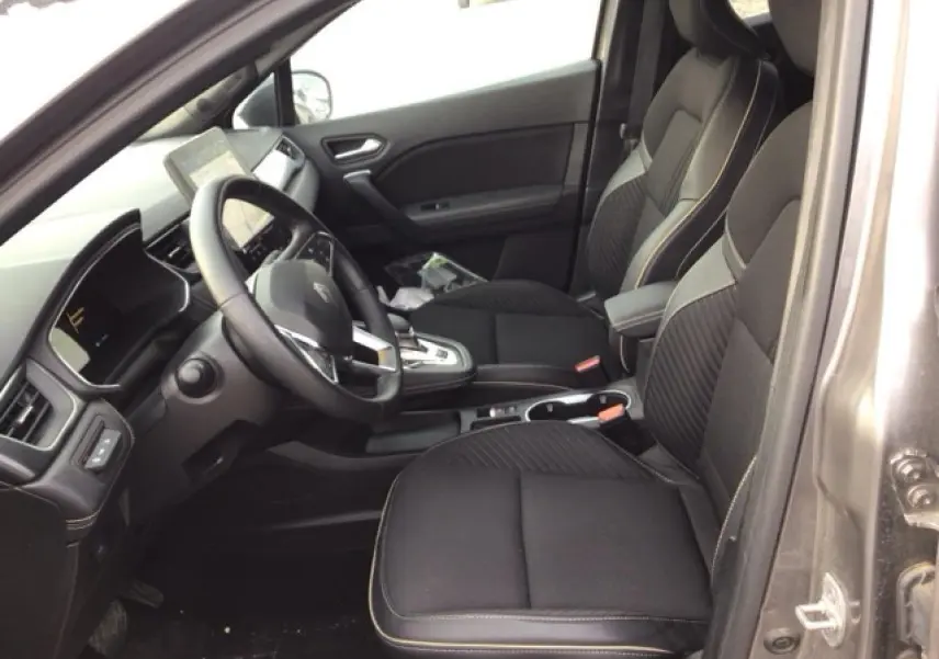 Vue intérieure côté conducteur du Renault SYMBIOZ 2025, sièges noirs avec surpiqûres claires et tableau de bord moderne.