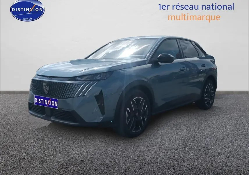 Peugeot 3008 bleu en 3/4 avant droit, avec calandre distinctive et jantes alliage noires.