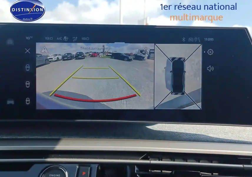 Écran tactile intérieur du Peugeot 3008 bleu montrant la caméra de recul avec vue arrière et vue aérienne du véhicule.