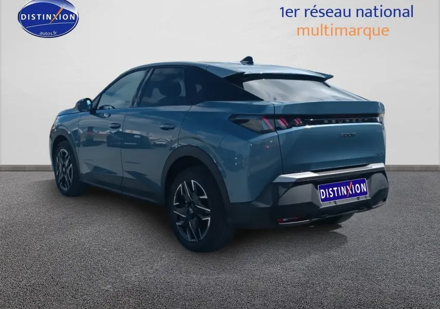 Peugeot 3008 bleu en 3/4 arrière droit, avec feux arrière LED et jantes alliage visibles.
