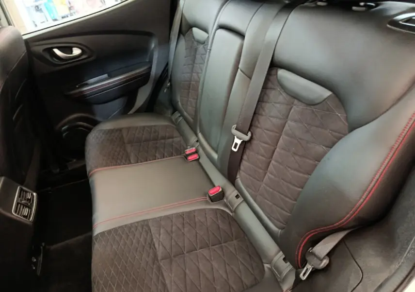 Vue intérieure côté gauche montrant la banquette arrière noire avec surpiqûres rouges du Renault Kadjar Black Edition 2020.