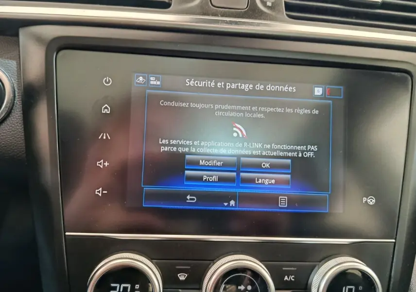 Écran tactile central affichant les réglages de sécurité dans l’habitacle du Renault Kadjar blanc, version 2020.