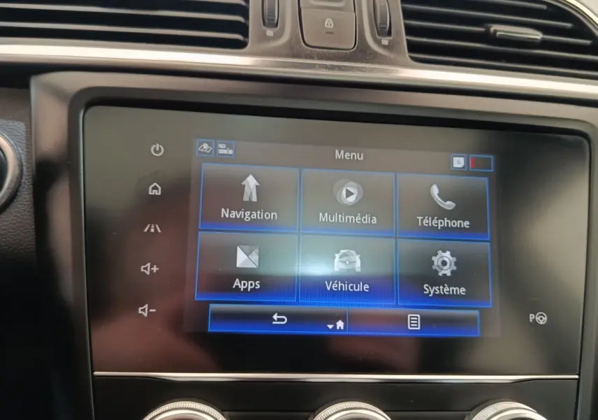 Écran tactile central du tableau de bord du Renault Kadjar blanc, affichant le menu principal multimédia et navigation.