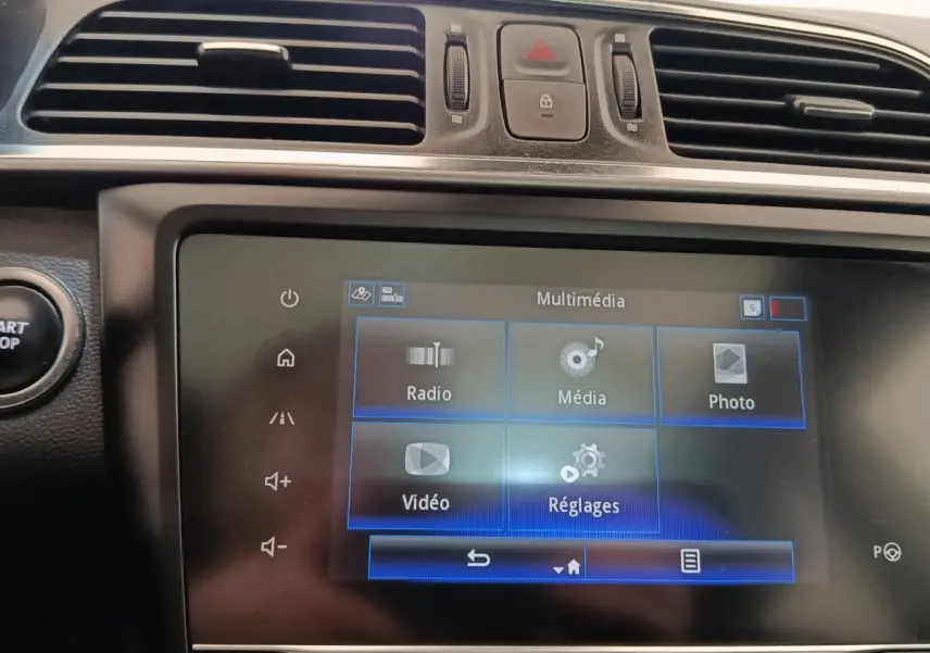 Écran tactile multimédia du tableau de bord du Renault Kadjar 2020, vue frontale rapprochée.