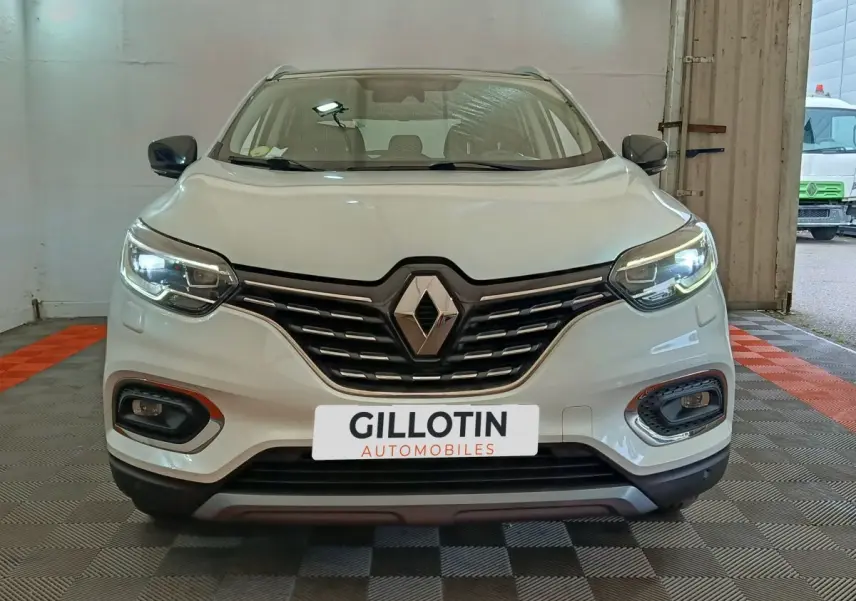 Vue frontale du Renault Kadjar blanc 2020 avec phares LED allumés et calandre noire distinctive.