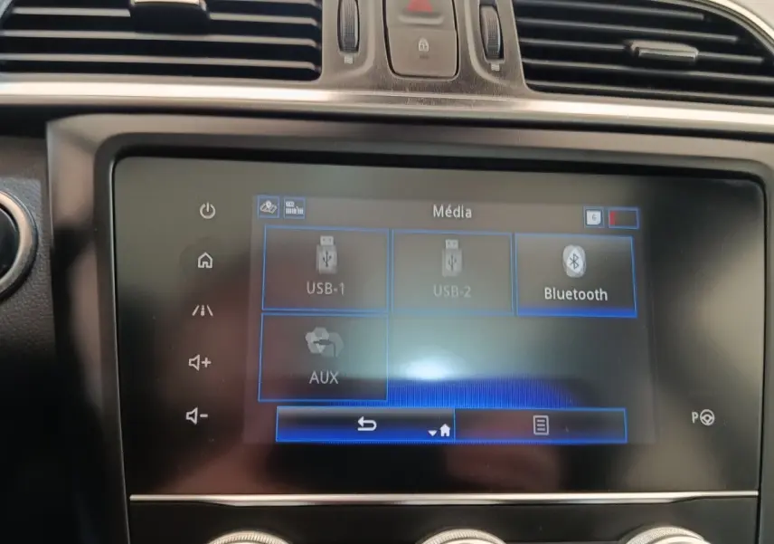 Écran tactile multimédia du tableau de bord du Renault Kadjar blanc, affichant les options USB et Bluetooth.