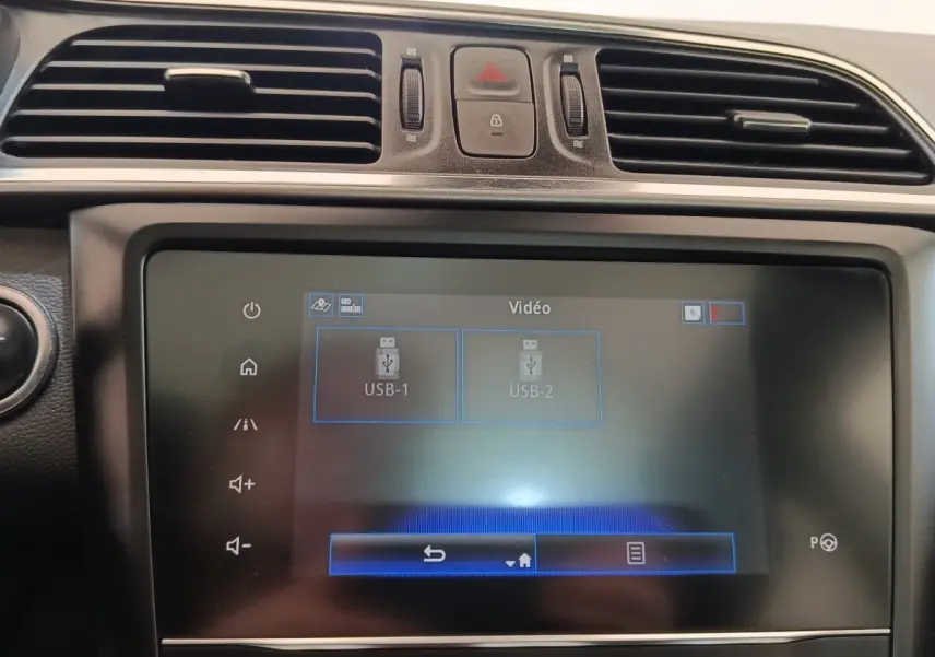 Écran tactile central du tableau de bord du Renault Kadjar 2020, affichant les options USB en mode vidéo.