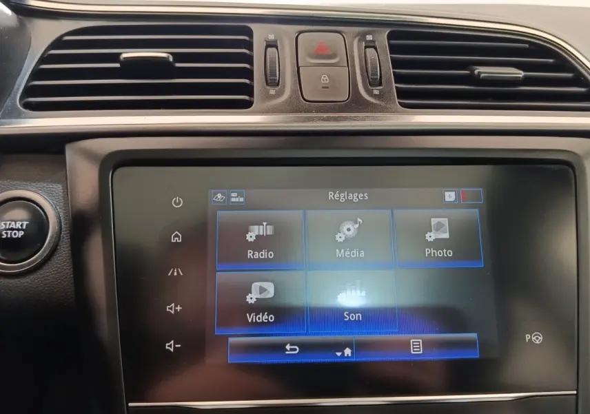 Écran tactile central du tableau de bord Renault Kadjar blanc 2020, vue frontale rapprochée sur les réglages multimédia.