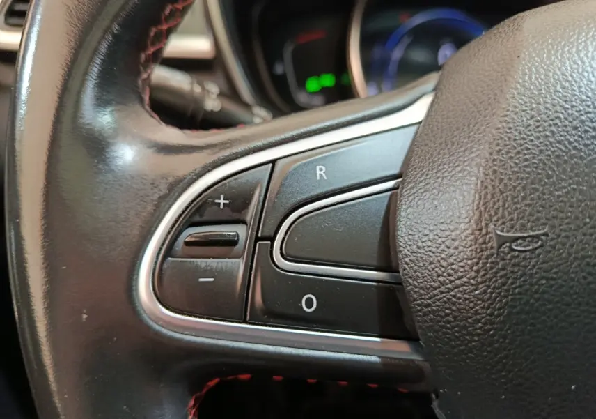 Gros plan sur les commandes noires du volant cuir du Renault Kadjar blanc, version Black Edition Blue dCi 115.