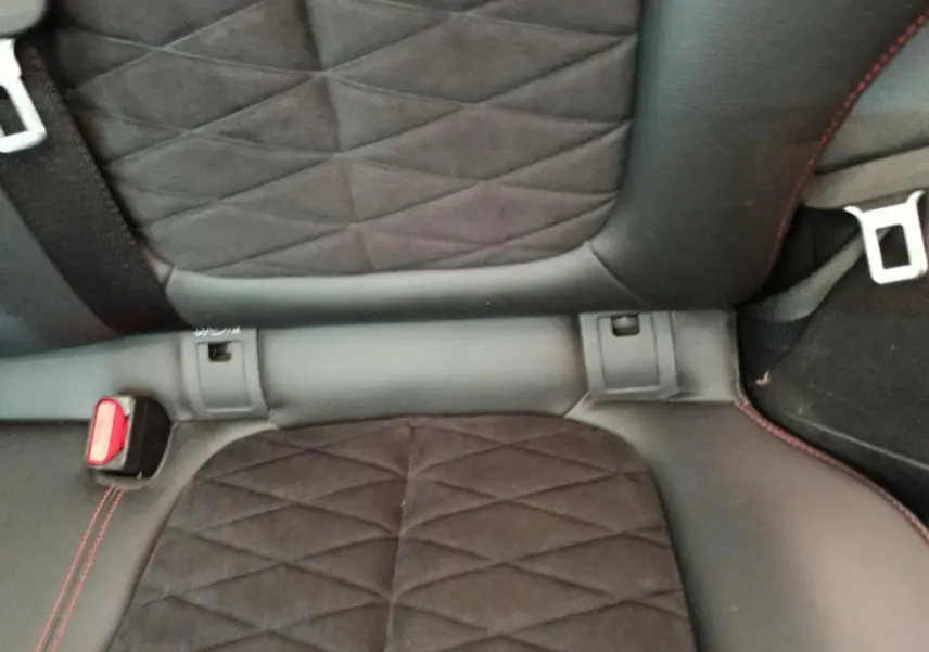 Gros plan sur la banquette arrière noire avec surpiqûres rouges du Renault Kadjar Black Edition 2020.