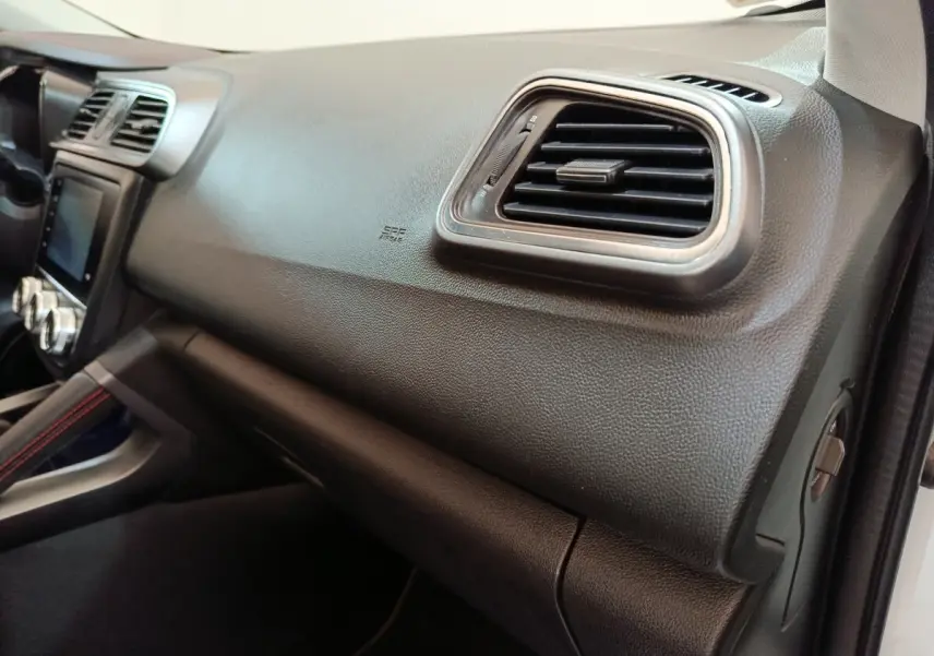 Vue intérieure côté passager du tableau de bord noir du Renault Kadjar 2020 avec sortie d'air et détails texturés.