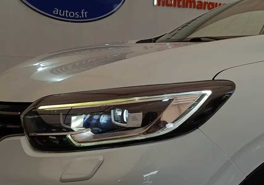 Gros plan sur le phare avant droit LED du Renault Kadjar Black Edition blanc, soulignant ses lignes modernes.