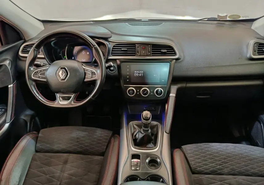 Vue intérieure avant du Renault Kadjar Black Edition 2020, volant cuir, écran tactile 7 pouces et levier de vitesse manuel.