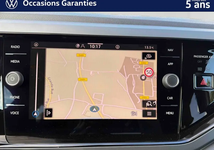 Vue rapprochée de l’écran tactile du système de navigation du Volkswagen Taigo gris, avec interface cartographique affichée.