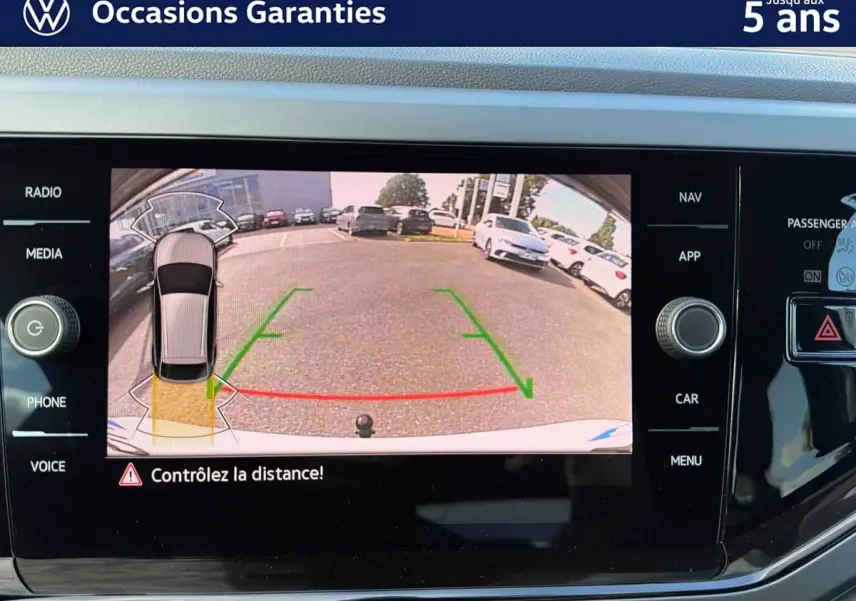 Écran de caméra de recul du Volkswagen Taigo gris montrant l’arrière avec attelage amovible en vue centrale.