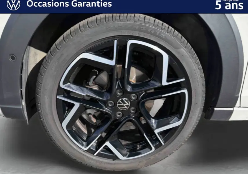 Gros plan sur la jante alliage noir et argent 18 pouces du Volkswagen Taigo gris, côté arrière droit.