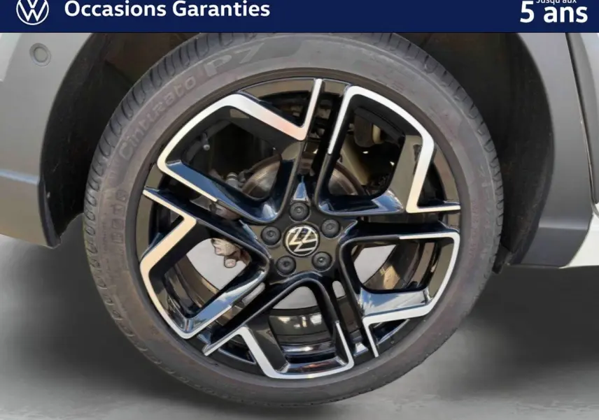 Gros plan sur la jante alliage 18 pouces noire et argentée du Volkswagen Taigo gris, avec pneu Pirelli Cinturato P7.