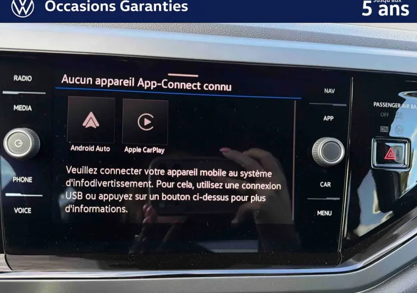 Écran tactile central du Volkswagen Taigo gris 2025 affichant le message App-Connect non connecté.