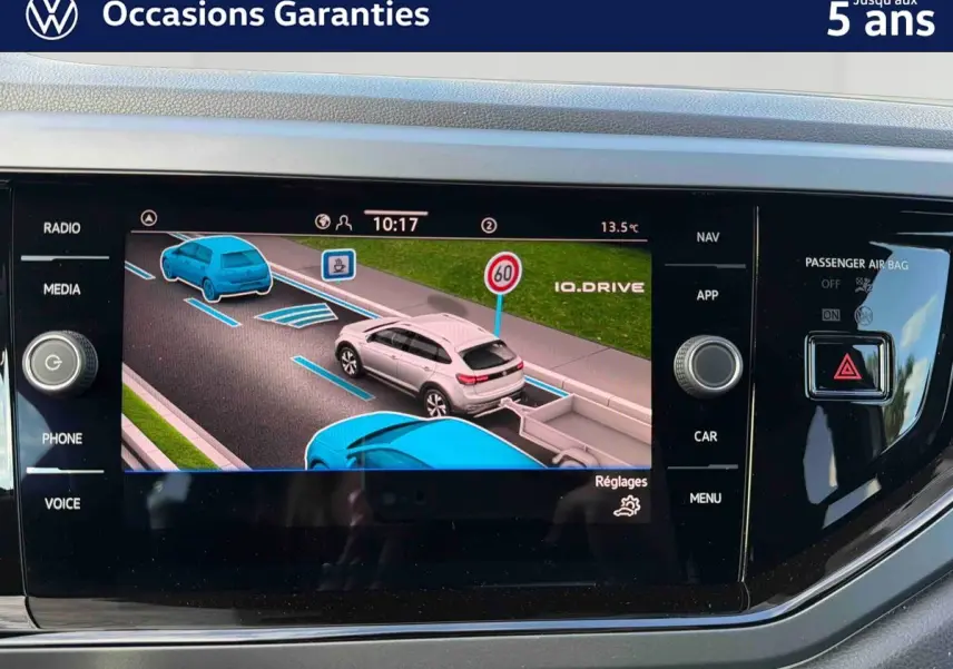 Écran tactile du tableau de bord montrant l'assistance au stationnement avec représentation virtuelle du Volkswagen Taigo gris.