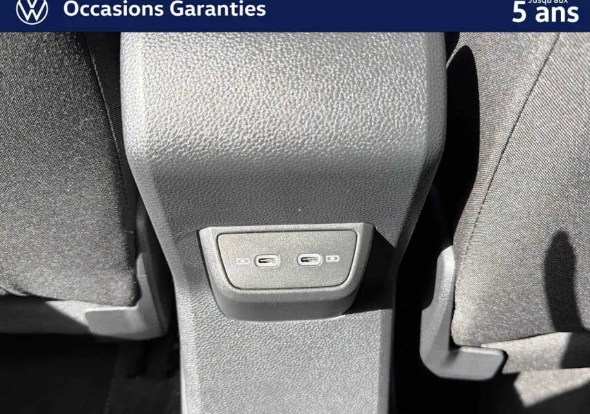 Gros plan sur la console centrale arrière grise du Volkswagen Taigo avec deux ports USB-C visibles entre les sièges.