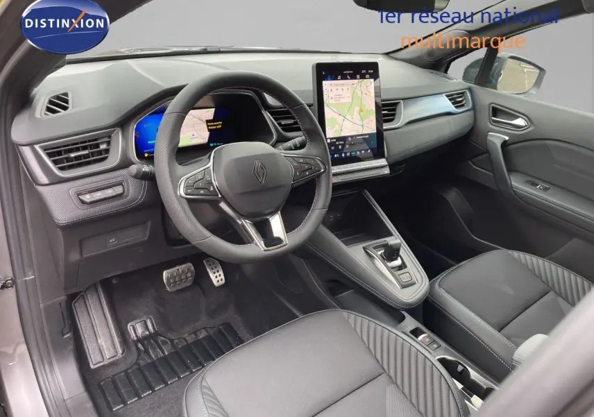 Vue intérieure côté conducteur du Renault Symbioz gris cassiopée, avec tableau de bord numérique et écran tactile vertical.