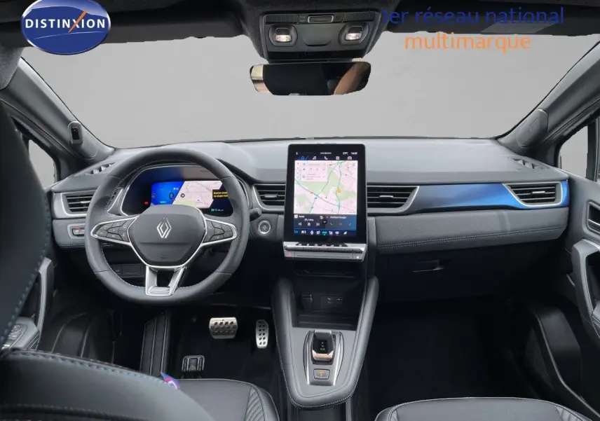 Vue intérieure avant du Renault Symbioz 2026 gris cassiopée, avec tableau de bord digital et écran tactile central vertical.