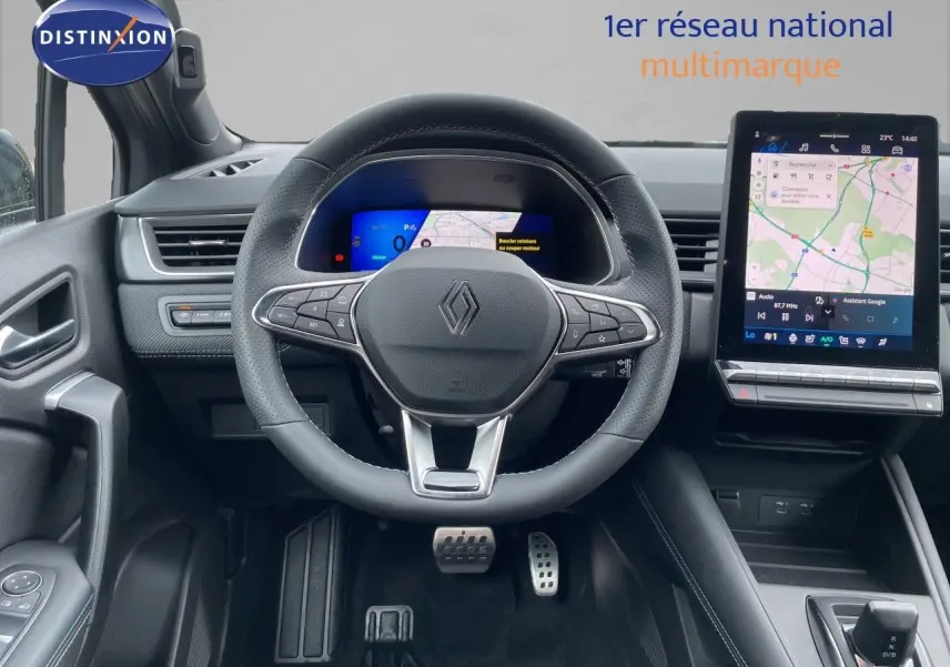 Vue intérieure centrée sur le volant Renault Symbioz gris, avec tableau de bord numérique et écran tactile GPS.