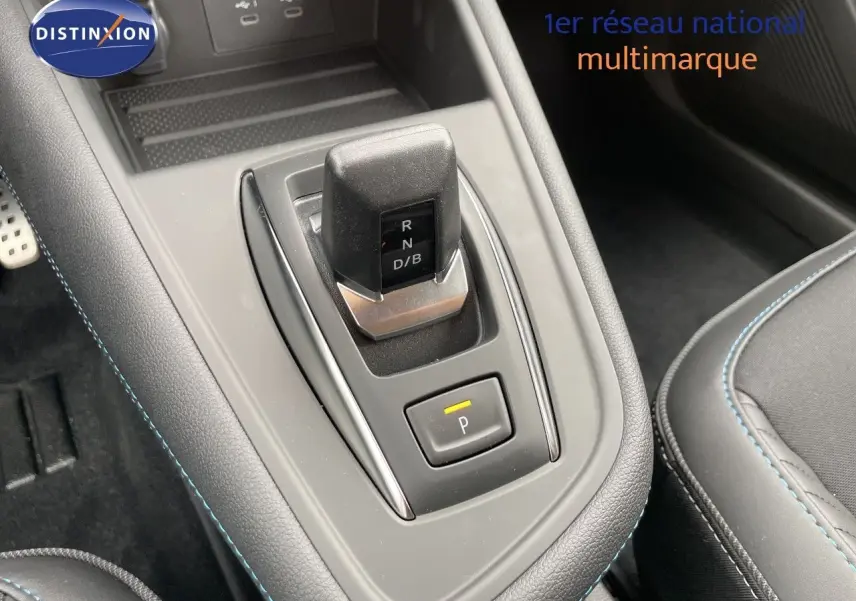 Le levier de vitesses automatique noir et gris du Renault Symbioz 2026, vu en gros plan depuis l'intérieur côté conducteur.