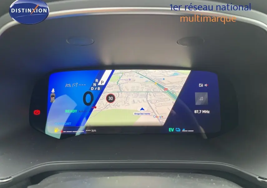 Tableau de bord numérique du Renault Symbioz gris cassiopée, affichant la navigation et la vitesse à 0 km/h.