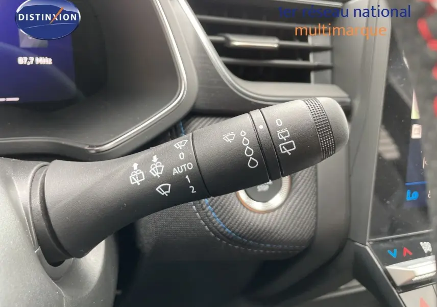 Gros plan sur la commande d’essuie-glace dans l’habitacle gris et noir du Renault Symbioz 2026, finition Alpine.