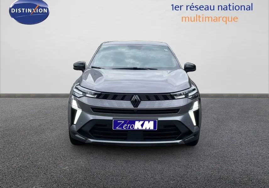 Vue frontale d'une Renault Symbioz gris cassiopée métal avec feux diurnes LED en forme de V allumés.
