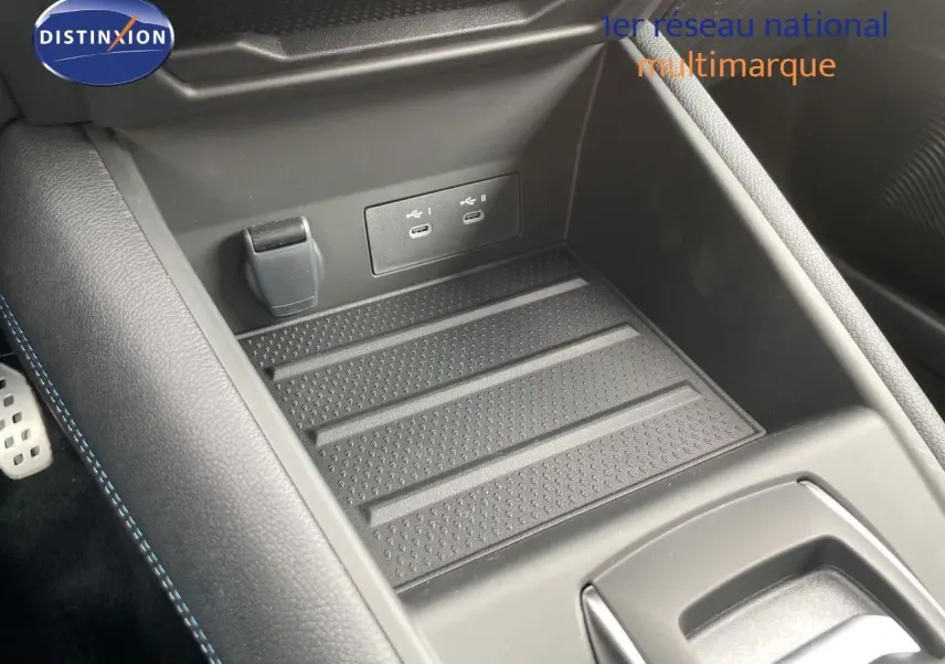 Gros plan sur la console centrale noire avec ports USB-C et prise 12V du Renault Symbioz gris Cassiopée.