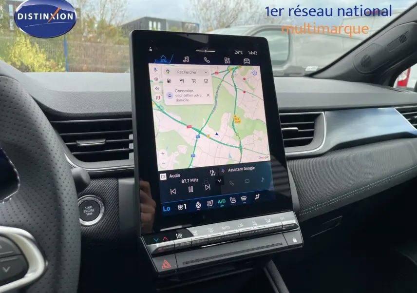 Vue intérieure du tableau de bord de la Renault Symbioz gris cassiopée, avec écran tactile central affichant une carte GPS.