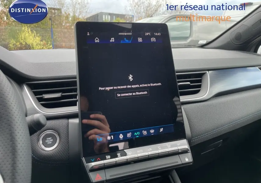 Vue intérieure centrée sur l’écran tactile vertical et la planche de bord grise d’une Renault Symbioz 2026.