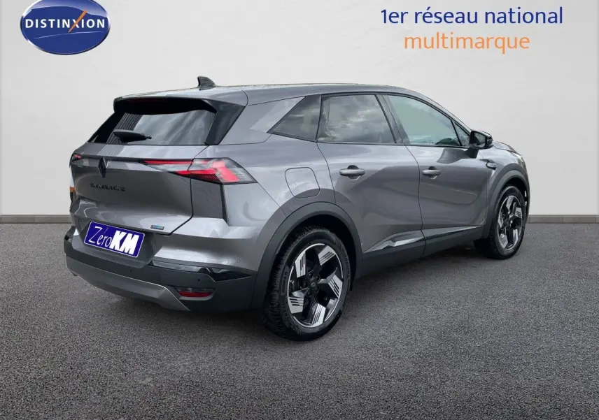 Vue 3/4 arrière droite d'une Renault Symbioz gris Cassiopée métal avec jantes modernes et feux arrière LED distinctifs.