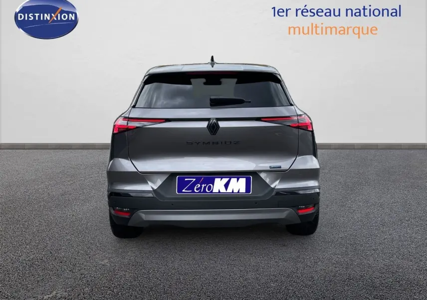 Vue arrière d'une Renault Symbioz gris cassiopée métal, avec feux arrière fins et logo central visible.