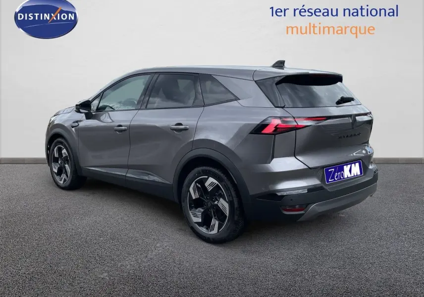 Vue 3/4 arrière droite du Renault Symbioz gris Cassiopée métallisé avec feux arrière LED et jantes noires bicolores.