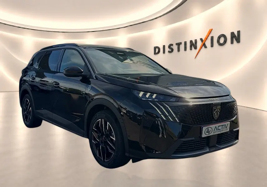 Peugeot 5008 Hybrid noir en 3/4 avant droit, avec calandre noire et jantes alliage distinctives.