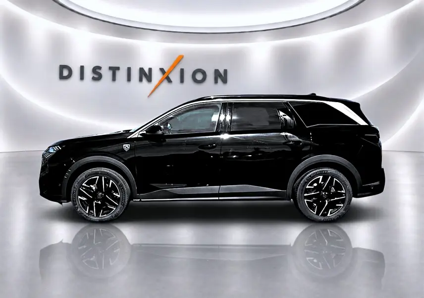 Peugeot 5008 Hybrid 145 GT e-dcs6 noir vue de profil côté gauche, jantes alu noires et logo Distinxion en arrière-plan.