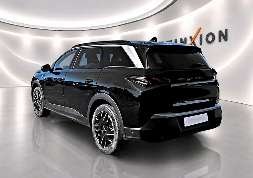Peugeot 5008 Hybrid 145 GT noir, vue 3/4 arrière droit, jantes alu noires et toit contrasté.