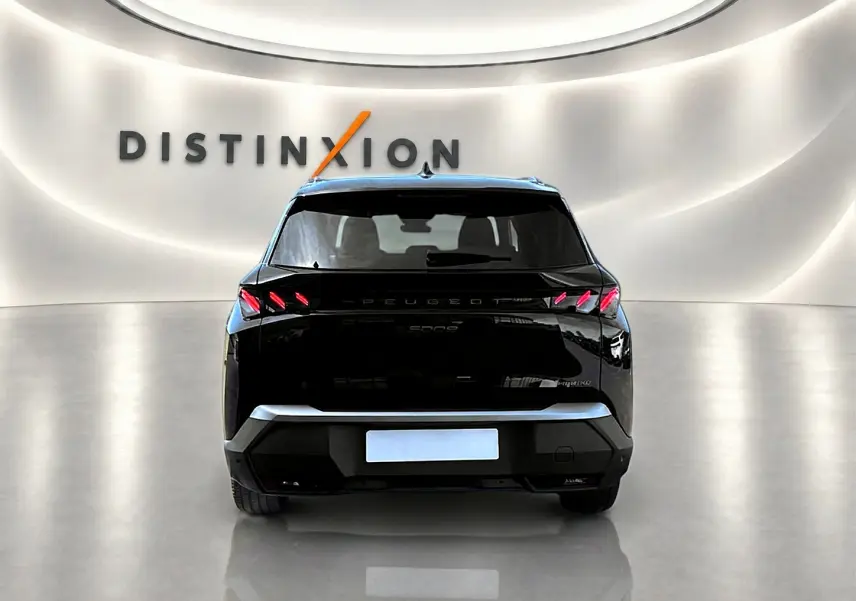 Vue arrière d’un Peugeot 5008 Hybrid 145 GT noir brillant, avec feux arrière LED et logo distinctif au centre.