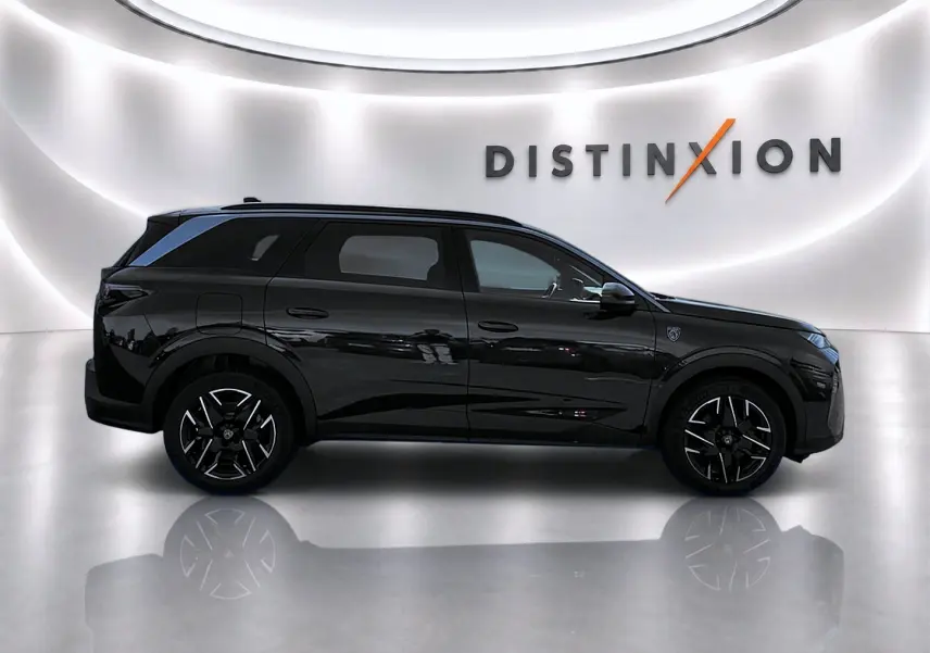 Profil droit du Peugeot 5008 Hybrid 145 GT noir brillant, avec jantes alu et logo Distinction en arrière-plan.