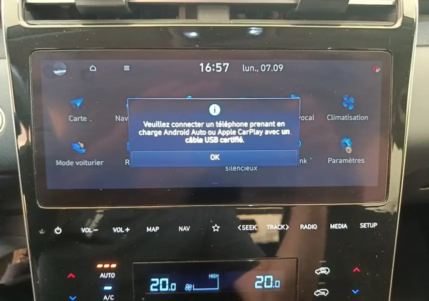 Écran tactile central du Hyundai Tucson bleu 2021 affichant un message de connexion Android Auto ou Apple CarPlay.
