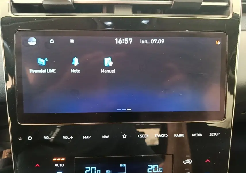 Écran tactile central du tableau de bord du Hyundai Tucson 2021, affichage des fonctions multimédia et navigation.