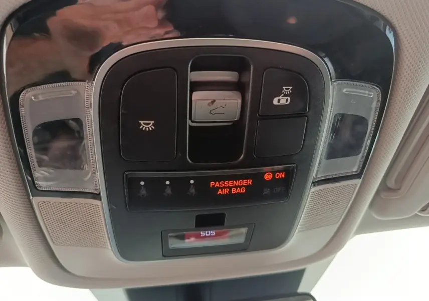 Vue en gros plan du panneau de commandes de plafonnier intérieur du Hyundai Tucson 2021, avec indication airbag passager activé.