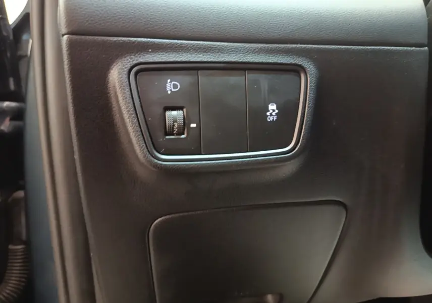 Détail du panneau de commandes noires côté gauche du tableau de bord du Hyundai Tucson bleu 2021.