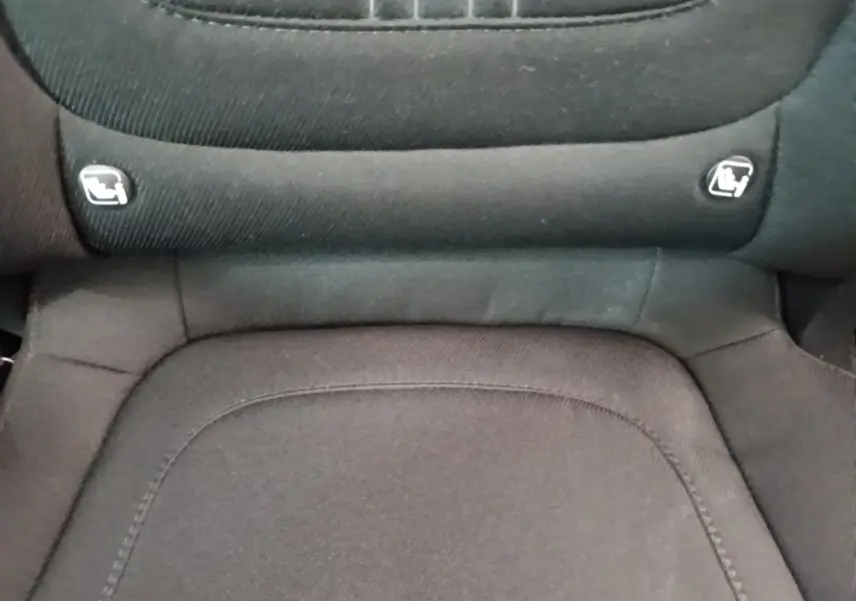 Détail des fixations Isofix sur la banquette arrière en tissu noir du Hyundai Tucson bleu 2021.